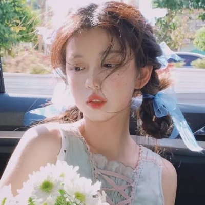 戴流苏耳环的少女